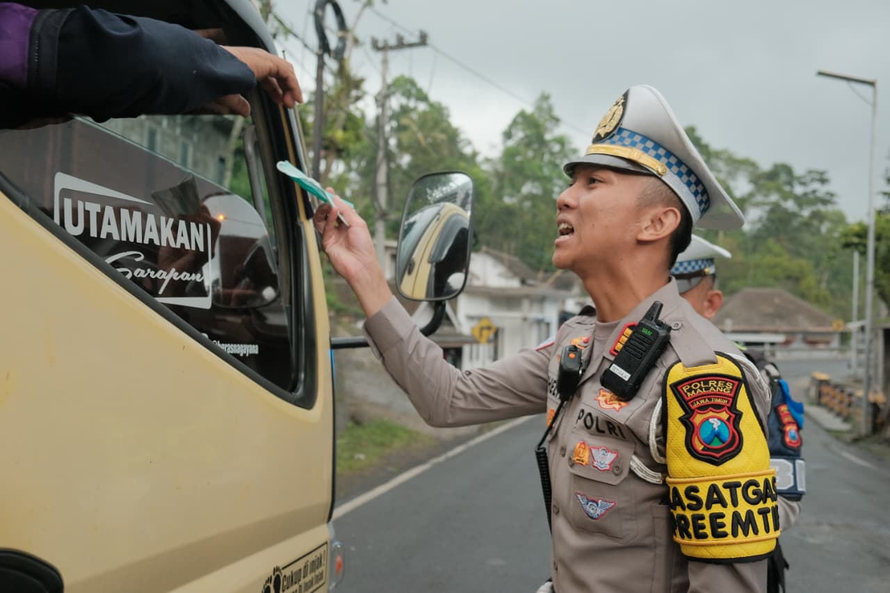 Polres Malang Bagikan Masker ke Pengendara di Perbatasan Lumajang Dampak Erupsi Semeru