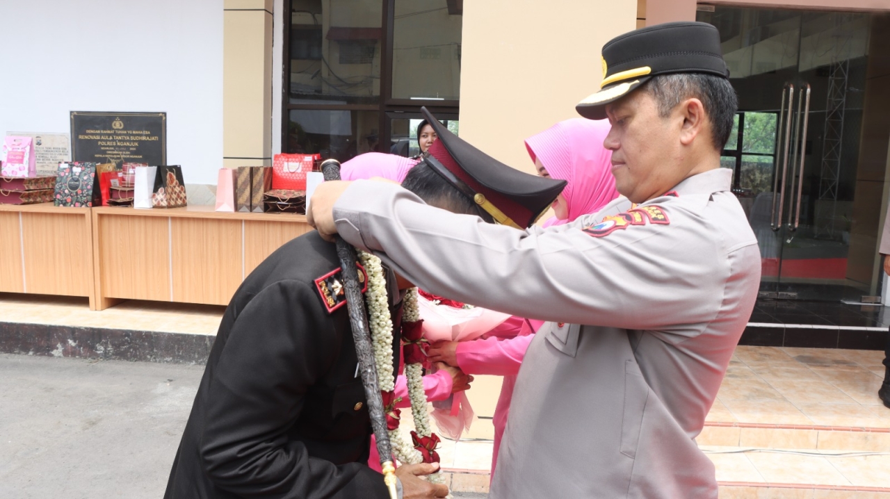 Polres Nganjuk Gelar Pelepasan Purna Bhakti 23 Personel, Kapolres Sampaikan Penghormatan dan Apresiasi