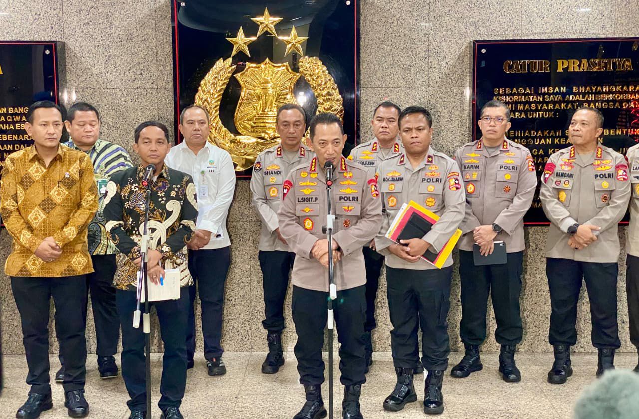 Kapolri dan Menteri Kehutanan Bentuk Satgas Gabungan Telusuri Temuan Kayu diduga akibatkan Bencana di Aceh dan Sumatra