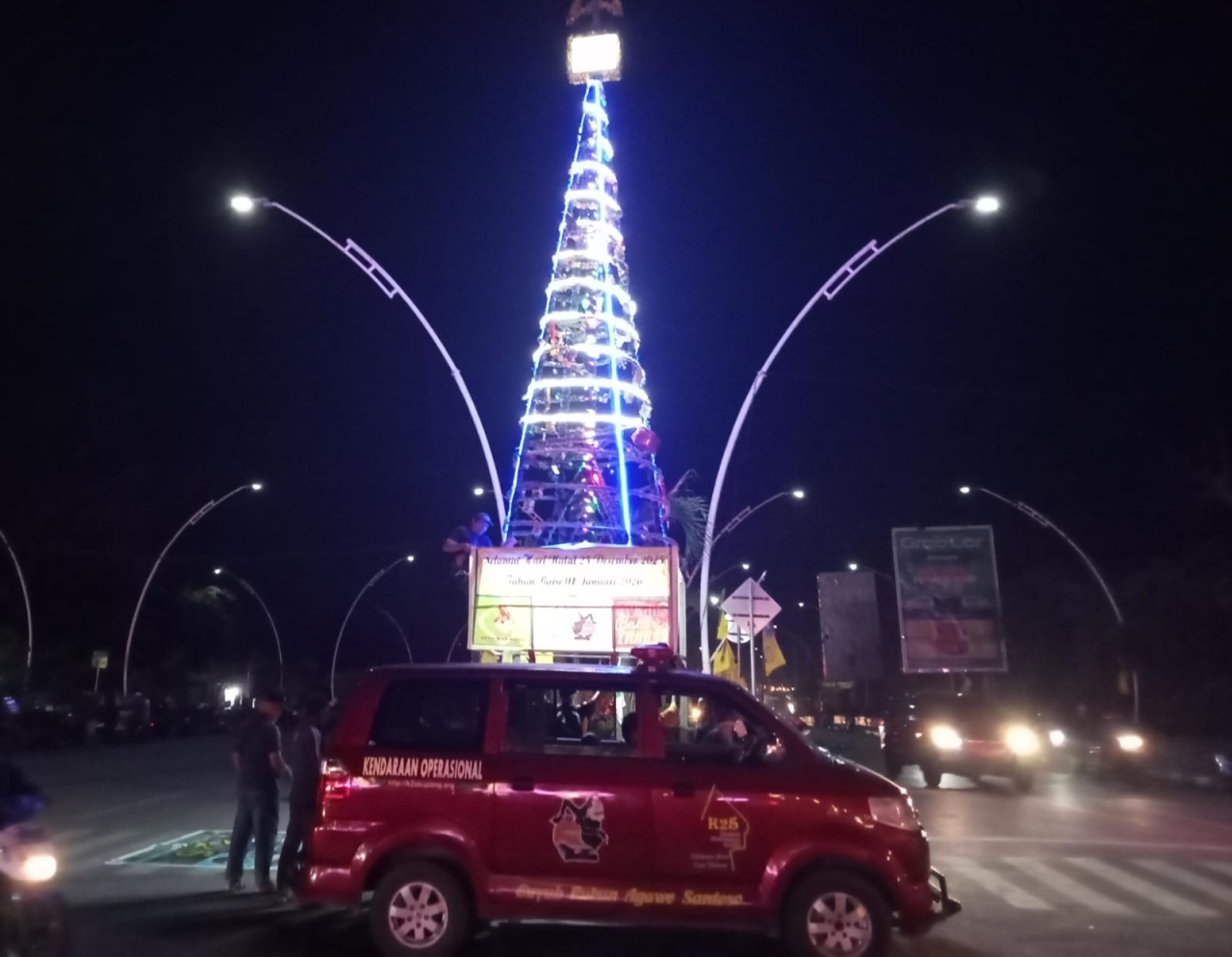 Maknai Perayaan Natal Tahun Ini K2S Bangun Pohon Natal di Bundaran Tirosa