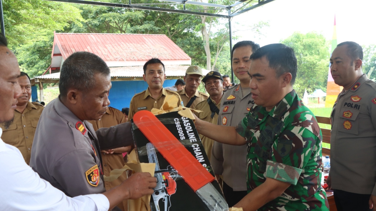 Kapolres Nganjuk Perkuat Silaturahmi Kamtibmas di Ngetos, Serahkan Bantuan Gergaji Mesin