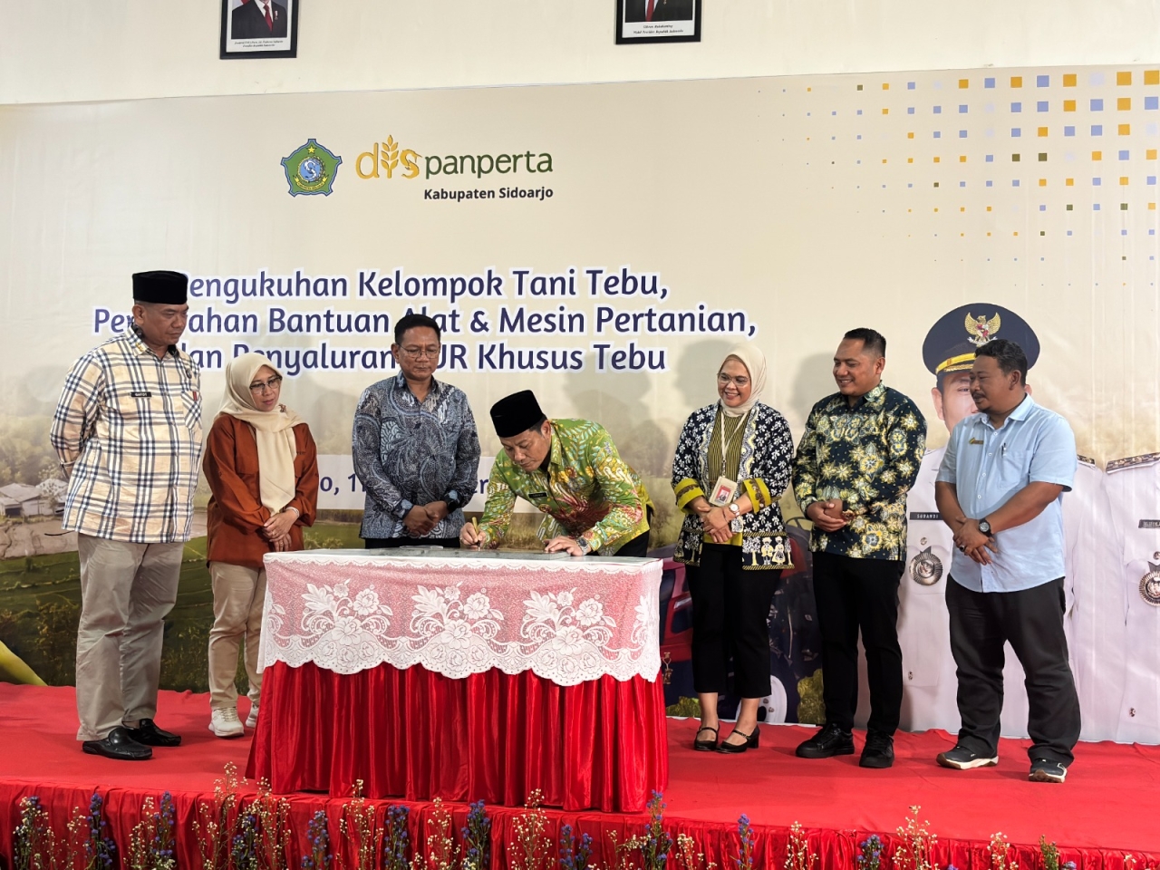 Bupati Sidoarjo Kukuhkan Kelompok Tani, Serahkan Bantuan Alsintan dan Salurkan Kredit Usaha Rakyat