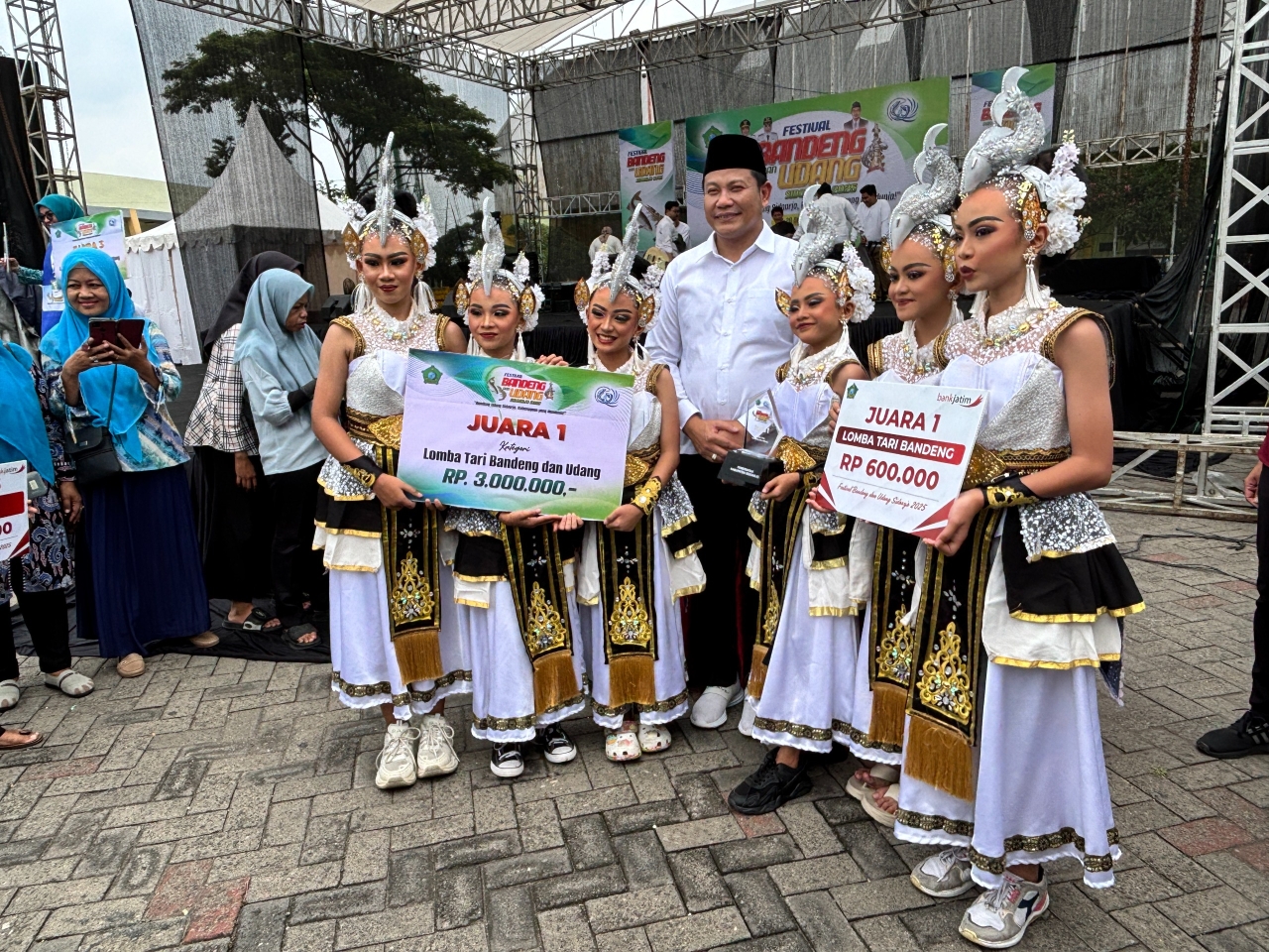 Bupati Sidoarjo Tutup Festival Bandeng dan Udang 2025, Dorong UMKM Perikanan Mendunia
