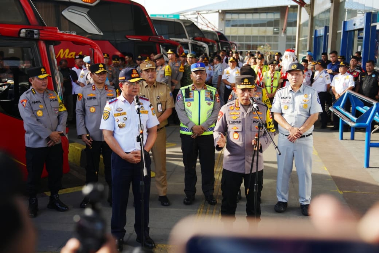 Tinjau Terminal Pulo Gebang, Kapolri Tekankan Utamakan Keselamatan Penumpang