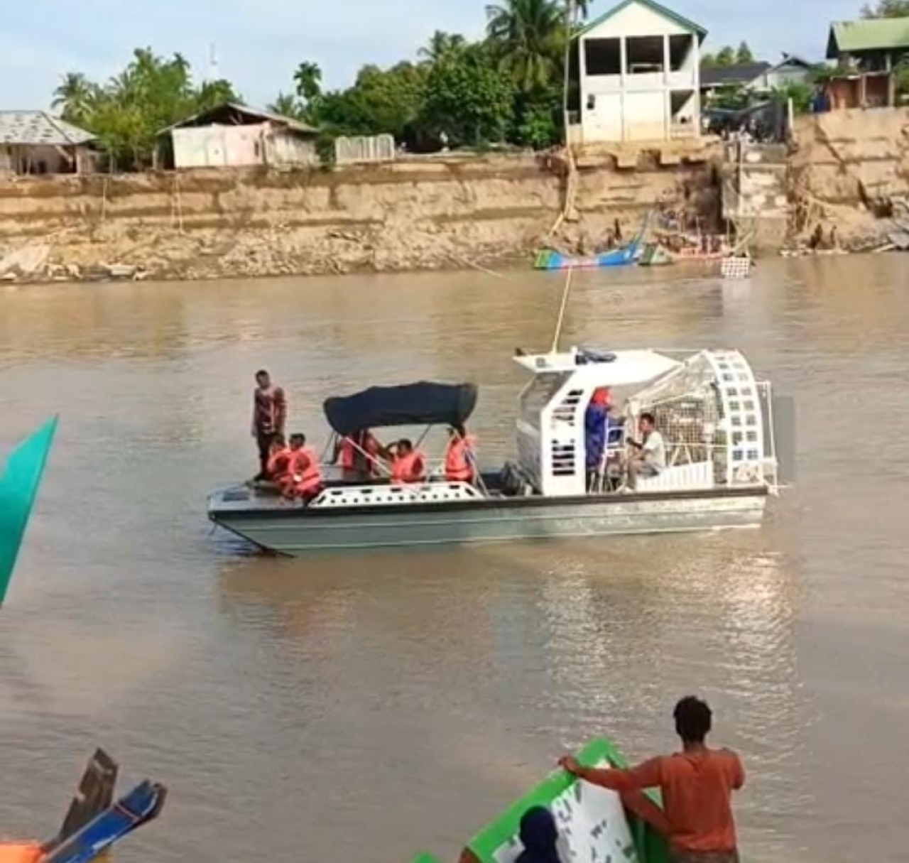 Polri Siagakan Swam Boat di Kutablang Bireuen, Bantu Mobilitas Warga Pascabencana