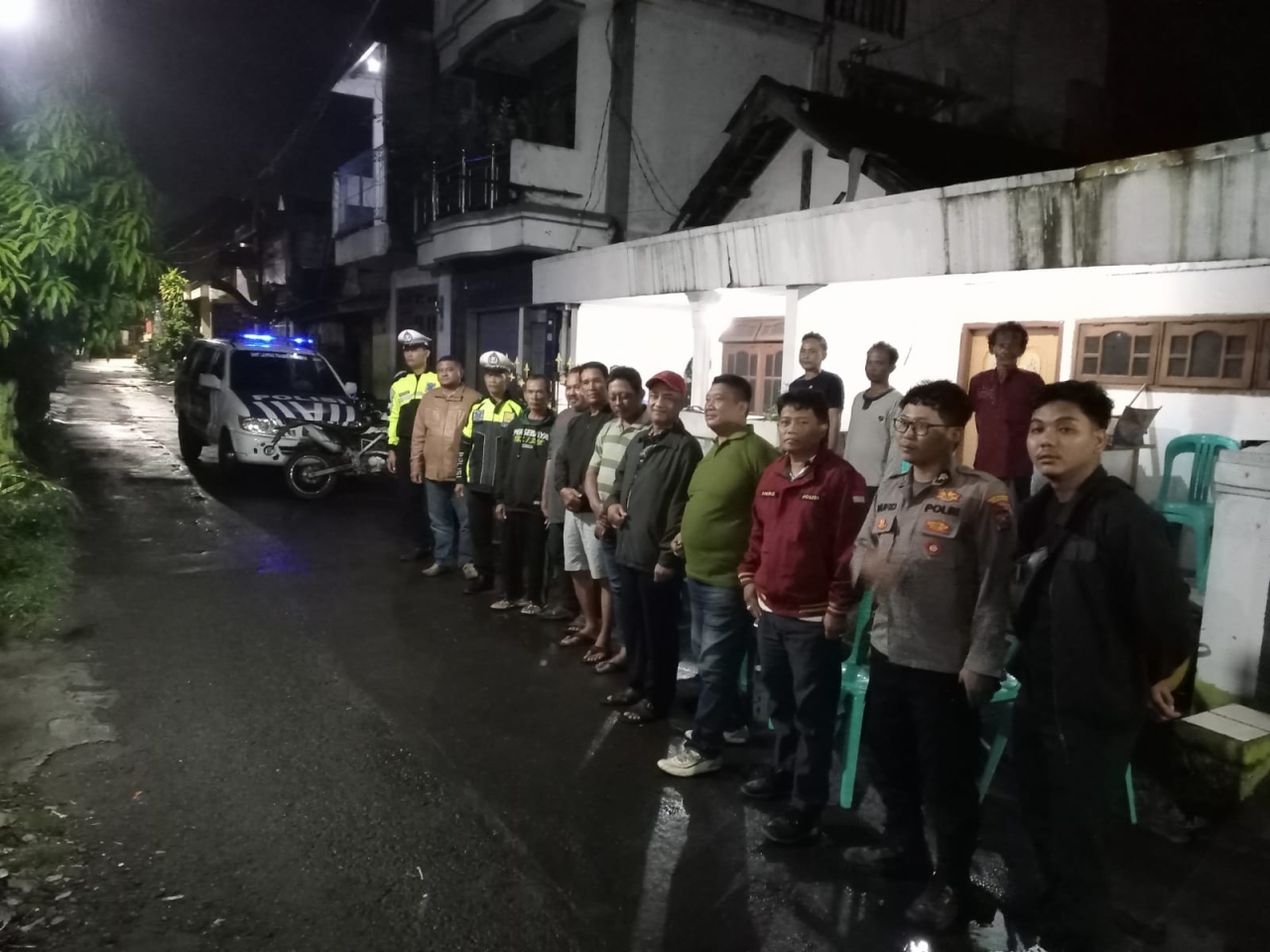 Patroli Harkamtibmas Jelang Pergantian Tahun Polsek Semampir Menyapa Warga Lewat Pam Swakarsa