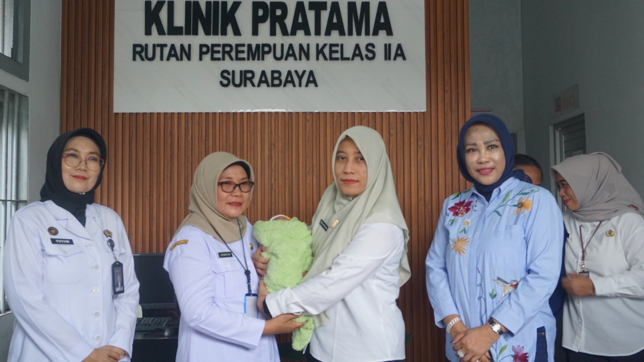 Wabup Sidoarjo Terima Penyerahan Bayi yang Ditinggal Wafat Ibunya di Rutan Porong