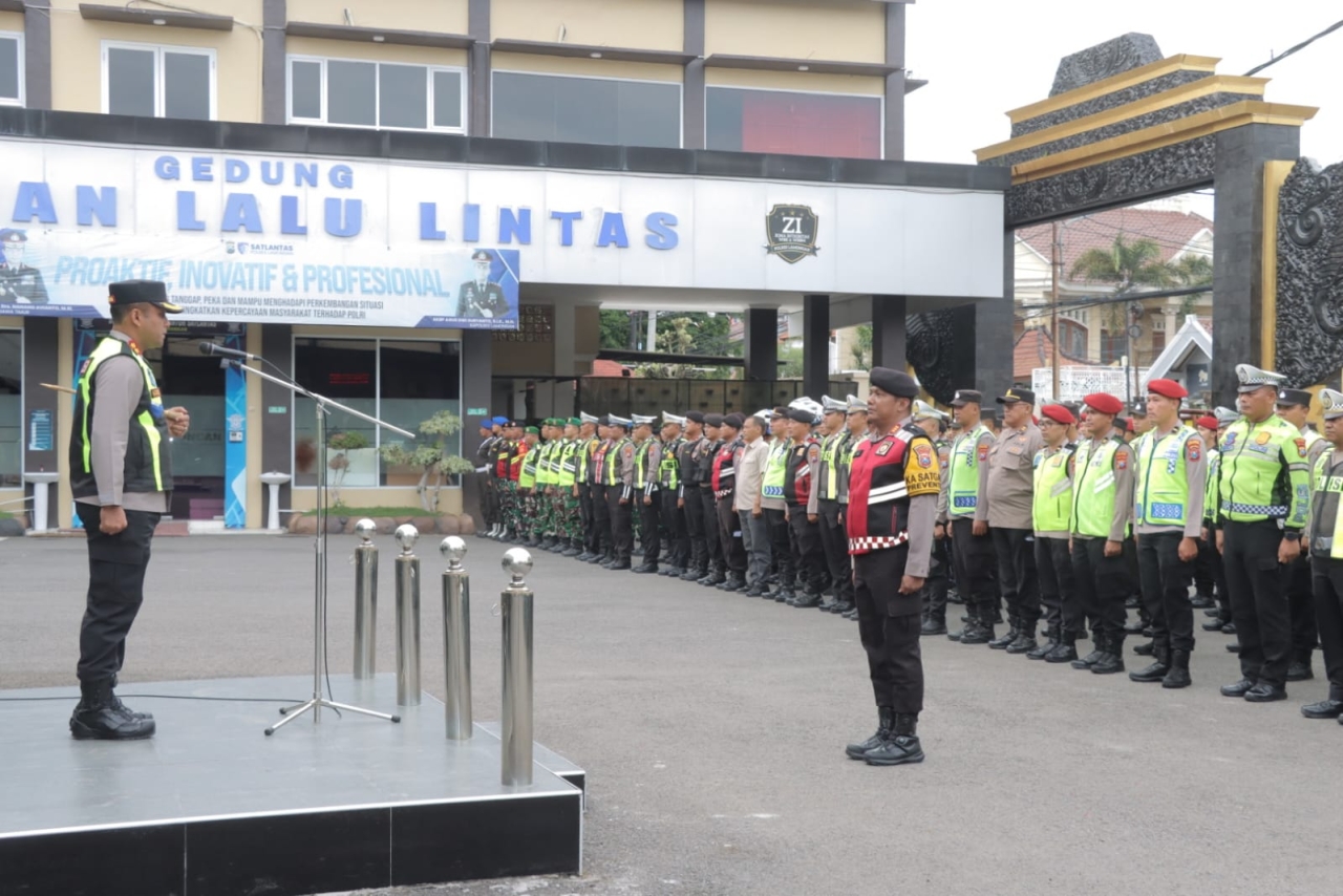 Polres Lamongan Gelar Apel Kesiapan Pengamanan Malam Pergantian Tahun Baru 2026