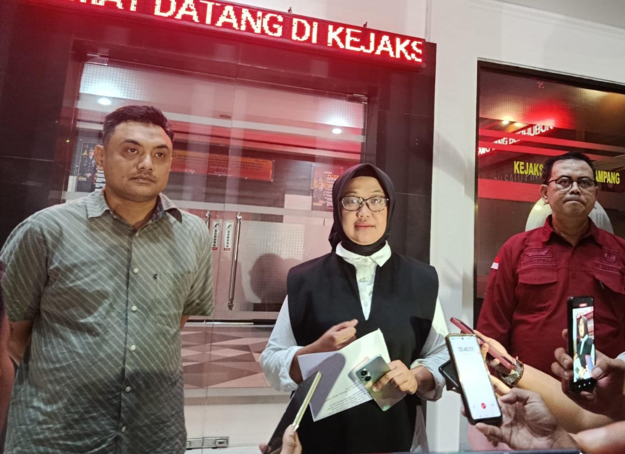 Foto : Kejari saat press release di depan kantor kejaksaan