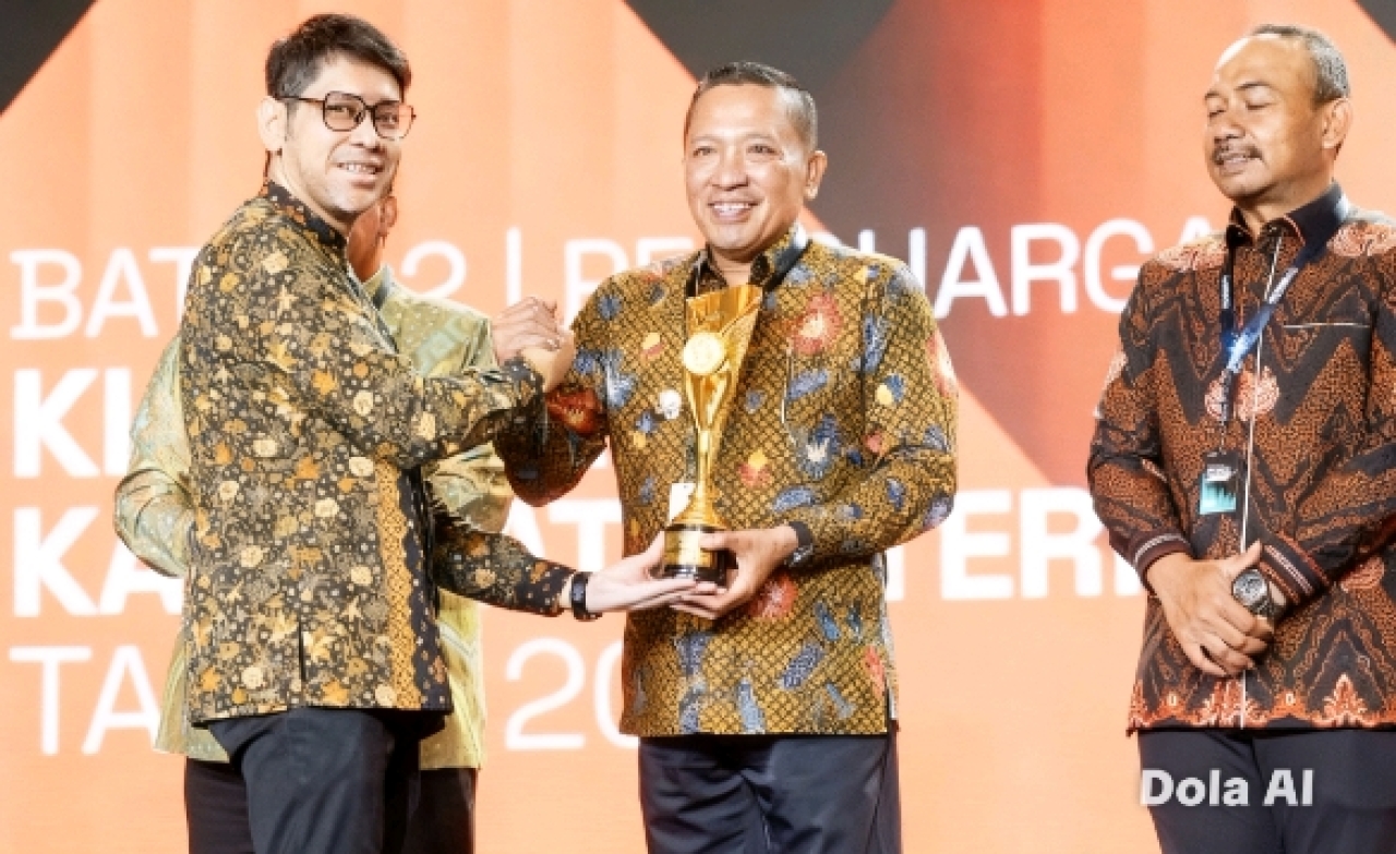 Foto : Penghargaan IGA 2025 diterima langsung oleh Bupati Sampang H. Slamet Junaidi pada acara penganugerahan IGA