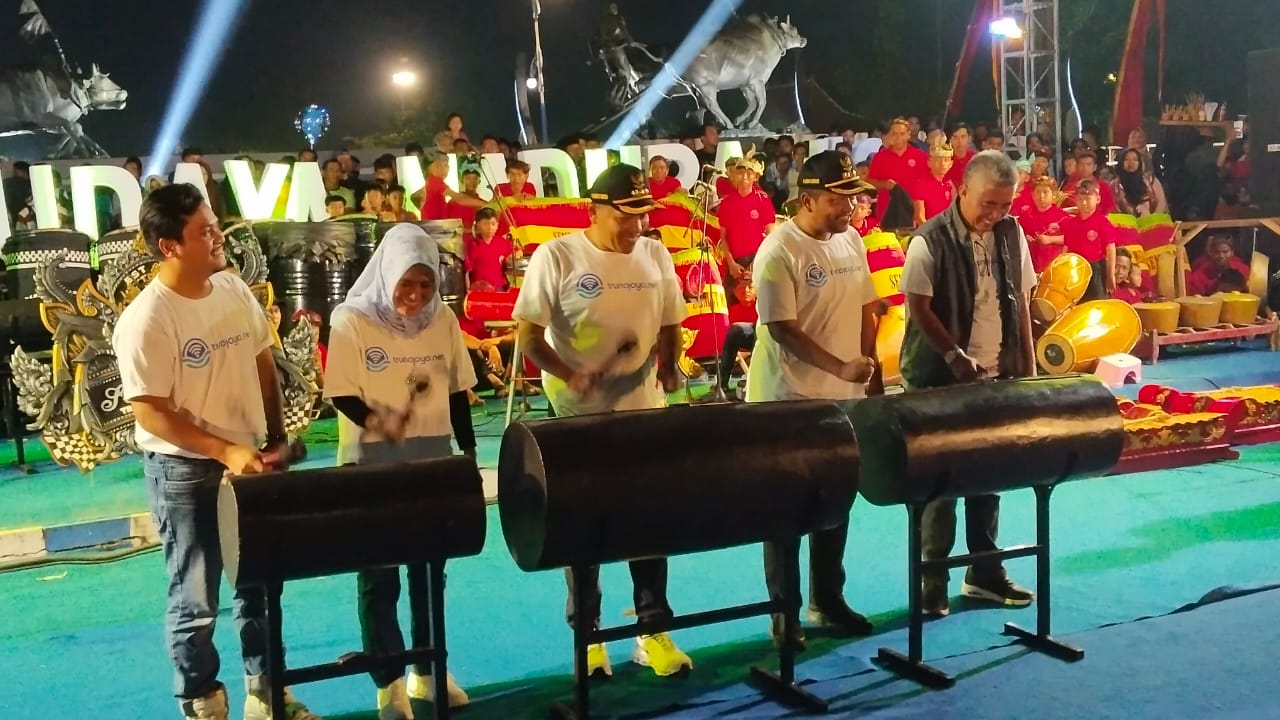 Foto: Melangkah Maju, Bupati Sampang Resmikan Trunojoyo Net dan Logo Baru PDAM di Tengah Perayaan Budaya Akbar
