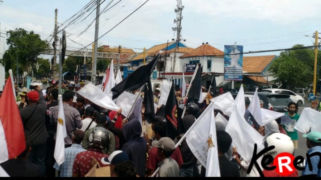 Foto: para demonstran, GAIB Desak Kejari Sampang Tahan Tersangka Penggelapan Pajak