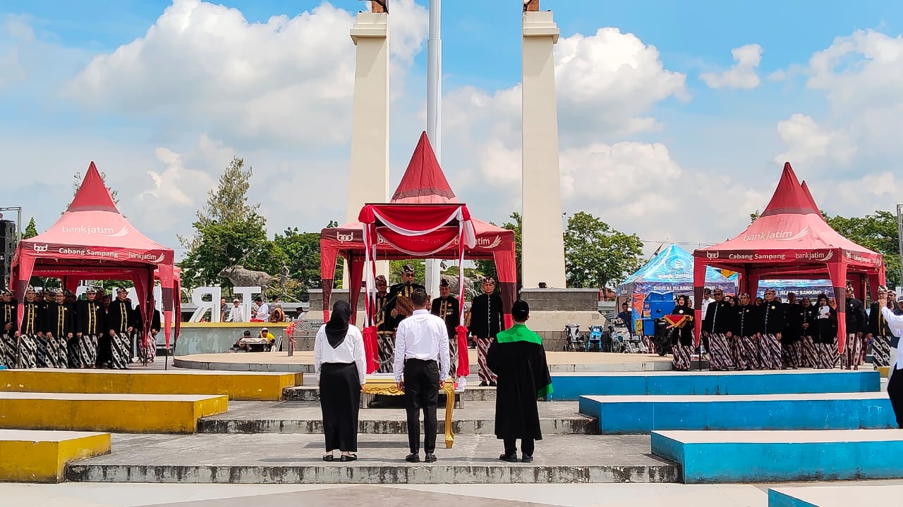 Foto : Bupati Sampang Resmikan Ribuan Honorer Sampang: Resmi Kantongi SK PPPK Paruh Waktu Jelang Akhir Tahun