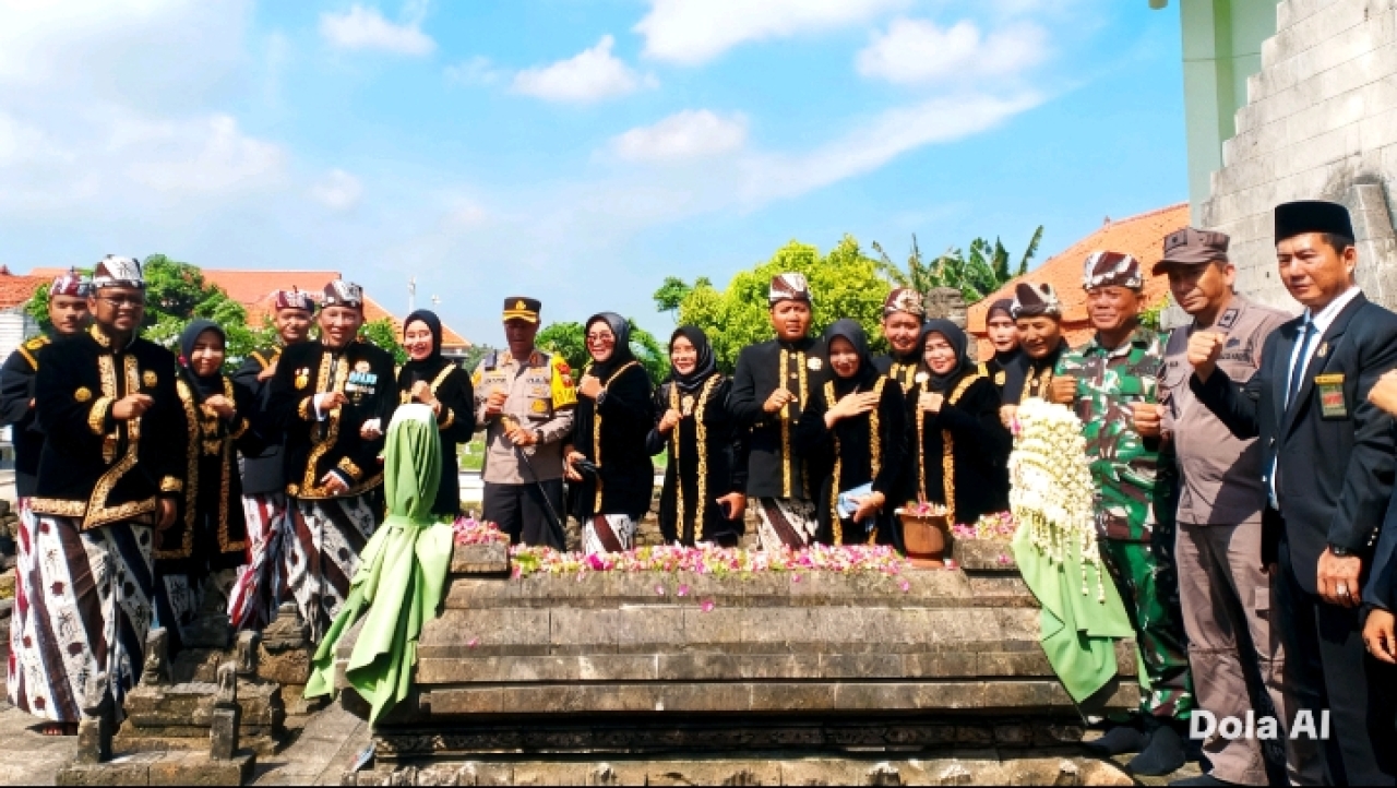 Foto : Bupati Sampang H. Slamet Junaidi, didampingi Wakil Bupati, unsur Forkopimda, pimpinan DPRD, tokoh ulama, serta jajaran OPD dan masyarakat s