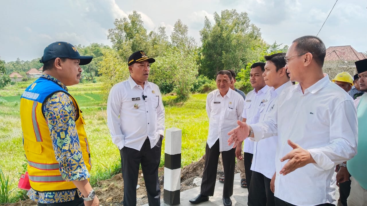 Foto: Bupati Sampang Tinjau Percepatan Proyek Jalan Kedungdung - Bringkoning