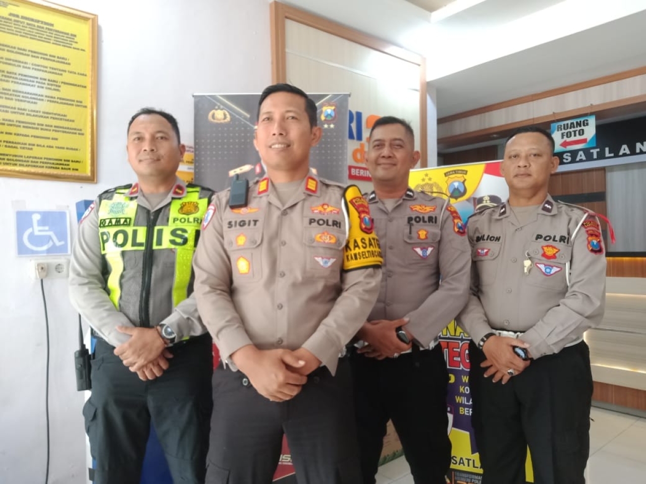 Foto: Kasat lantas AKP Sigit Ekan Sahudi, Kanit Turjawali IPDA Gama Rhizaldi Serta Jajaran Satlantas polres Sampang