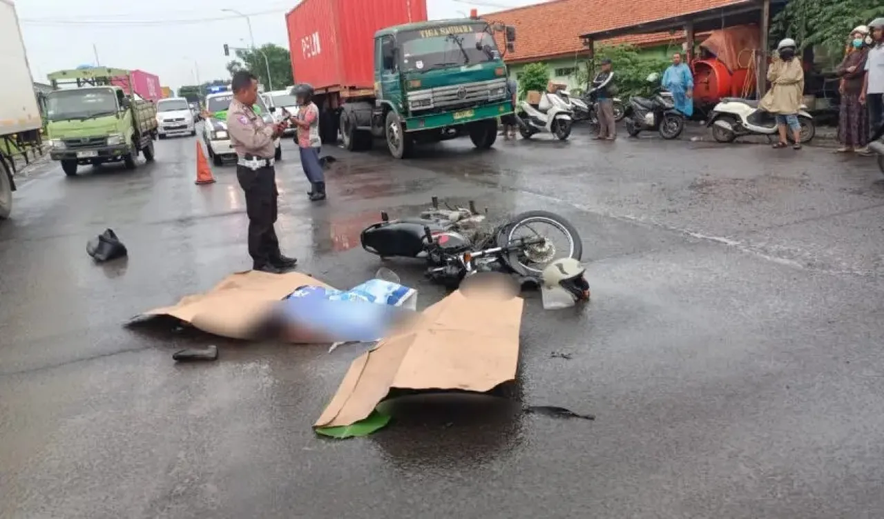 Pemotor dan Penumpangnya Tewas Usai Jatuh Tergelincir dan Tertabrak Truk Tronton di Arteri Porong