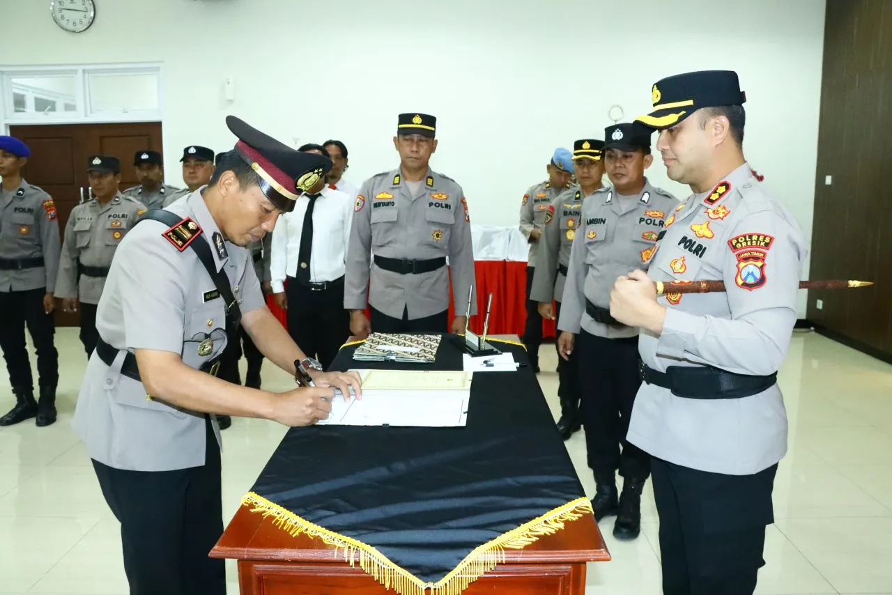 Pimpin Sertijab Lima Kapolsek Jajaran, Kapolres Gresik AKBP Ramadhan : Layani Masyarakat dengan Hati