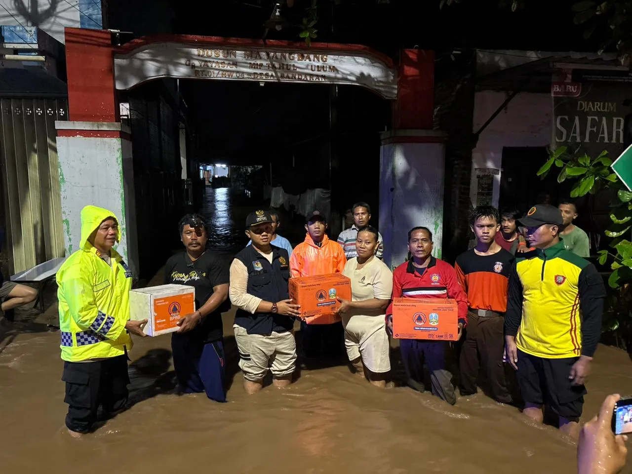 Tanggap Bencana Polres Pasuruan Dan BPBD Tangani Banjir di Winongan