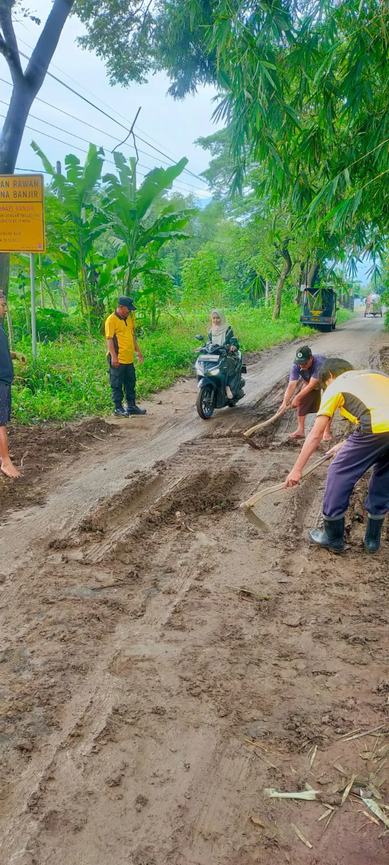 Polsek Winongan Bersama Warga Gelar Bakti Sosial Bersihkan Lumpur Pascabanjir di Desa Prodo