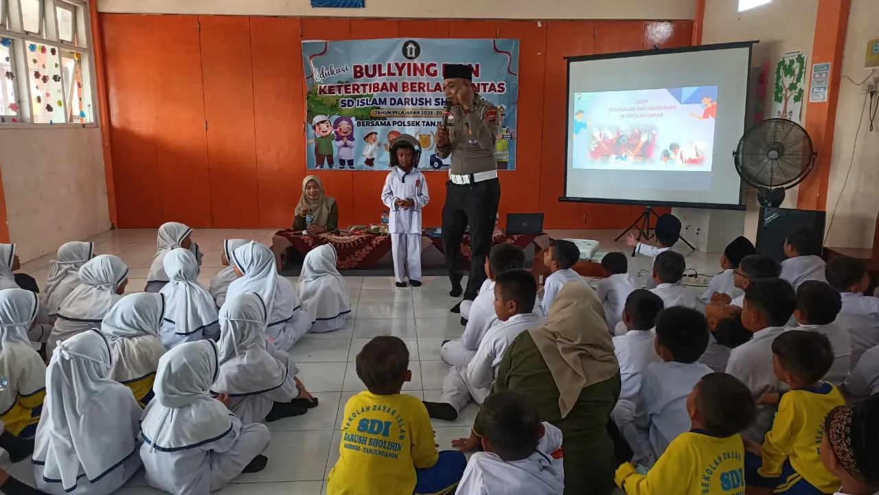Polsek Warujayeng Hadirkan Edukasi Anti Bullying dan Keselamatan Berlalu Lintas bagi Siswa SDI Darush Sholihin