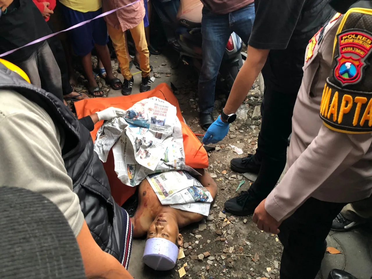 Penemuan Mayat Pria Bersimbah Darah di Depan Warkop Coffee Black Wonokusumo Jaya