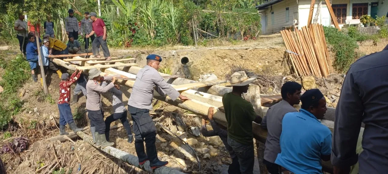 Polri Bersama Masyarakat Bangun Jembatan Darurat, Akses Tiga Kampung di Rusip Antara Kembali Terhubung