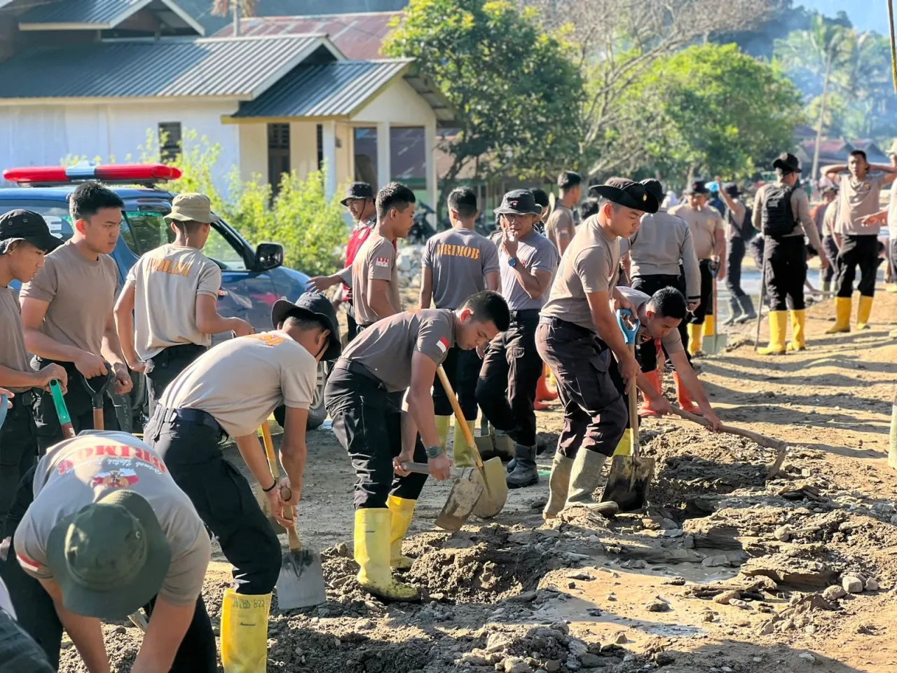 Polri Bergerak Tangani Banjir Cakung, Kerahkan 132 Personel, Perahu Taktis, Kendaraan 4x4, dan Dapur Lapangan Brimob