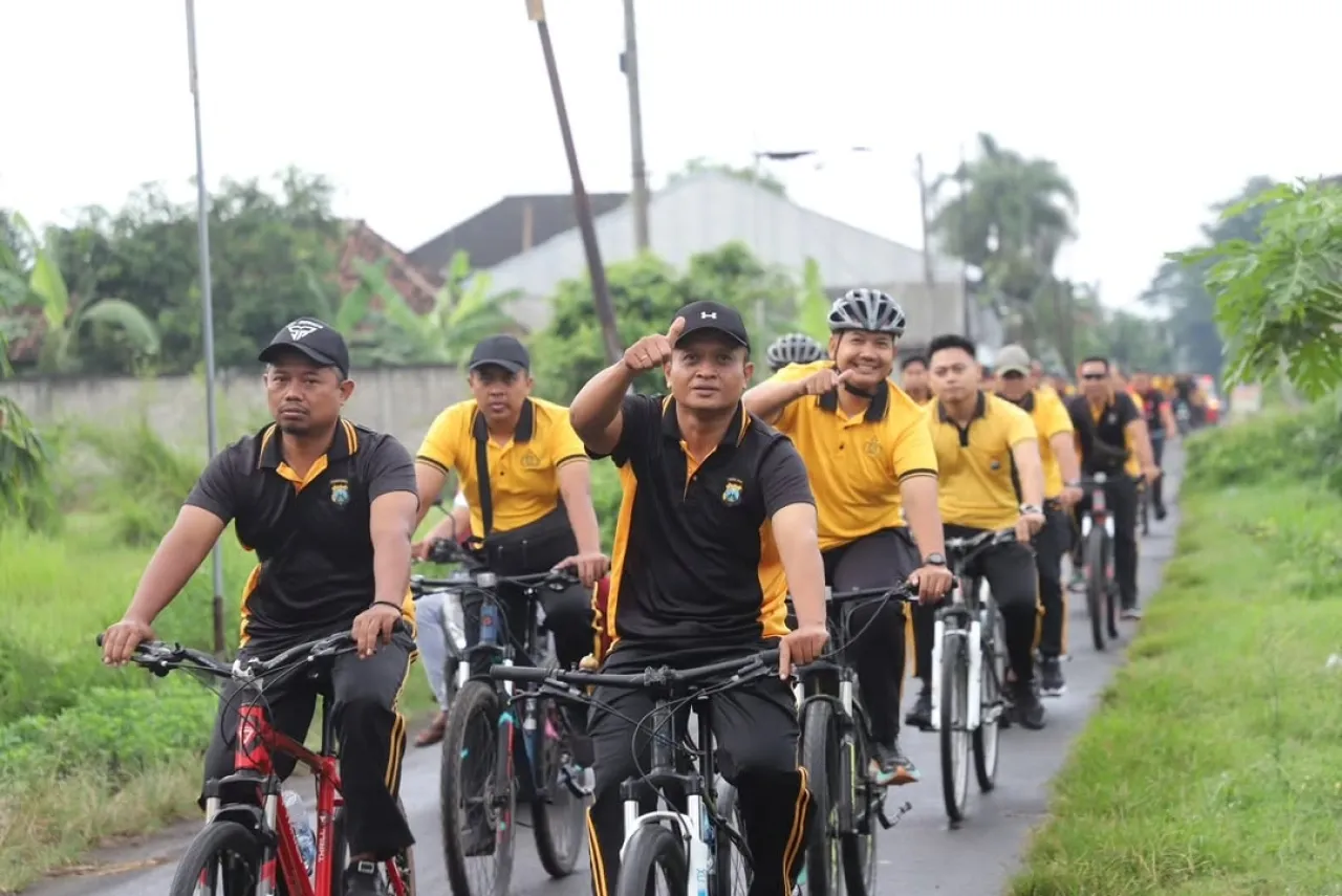 Keliling Kampung Bersepeda Kapolres Kediri Ajak Warga Jaga Lingkungan