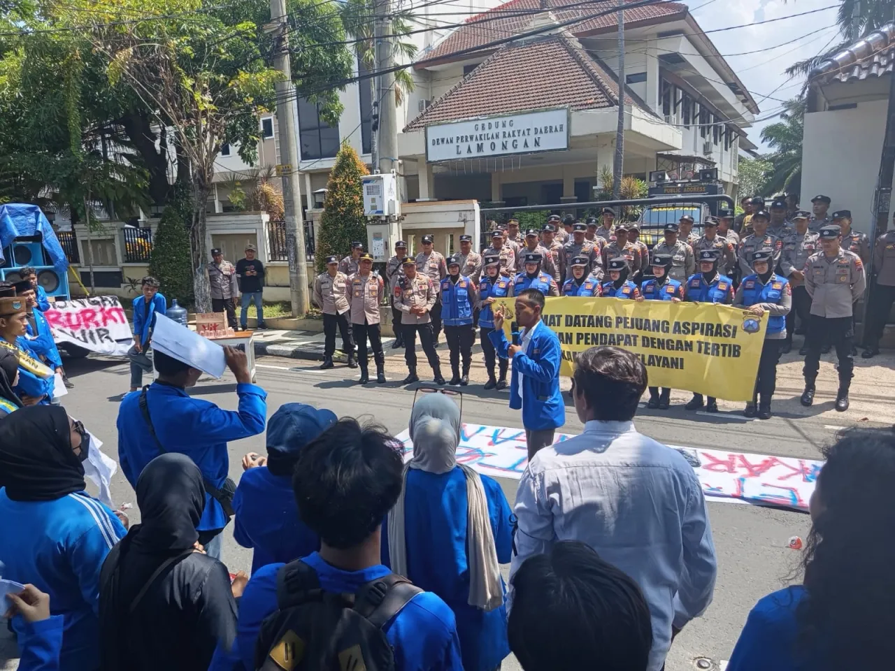 Polres Lamongan Berikan Pelayanan Humanis, Aksi Unjuk Rasa PC PMII di DPRD Kondusif