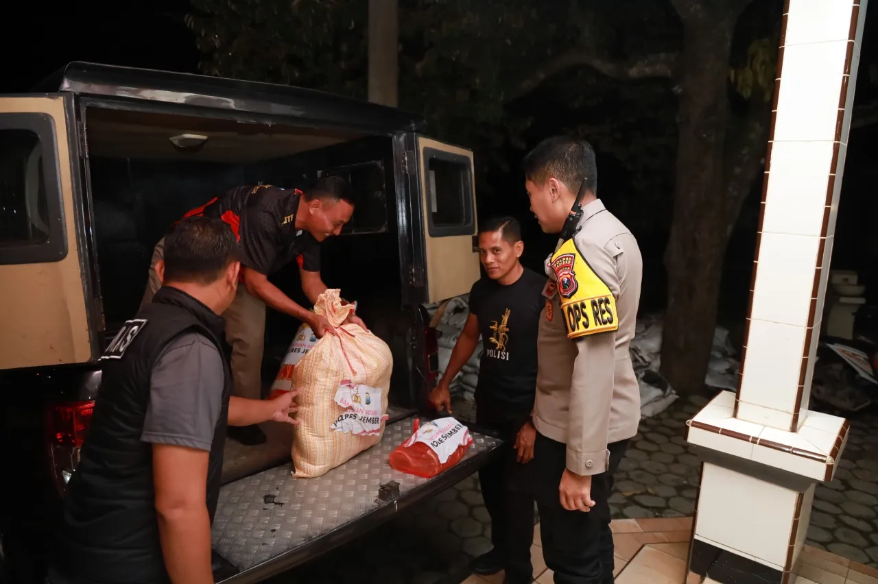 Polres Jember Salurkan Bantuan Sembako untuk Warga Terdampak Banjir di Desa Pakis