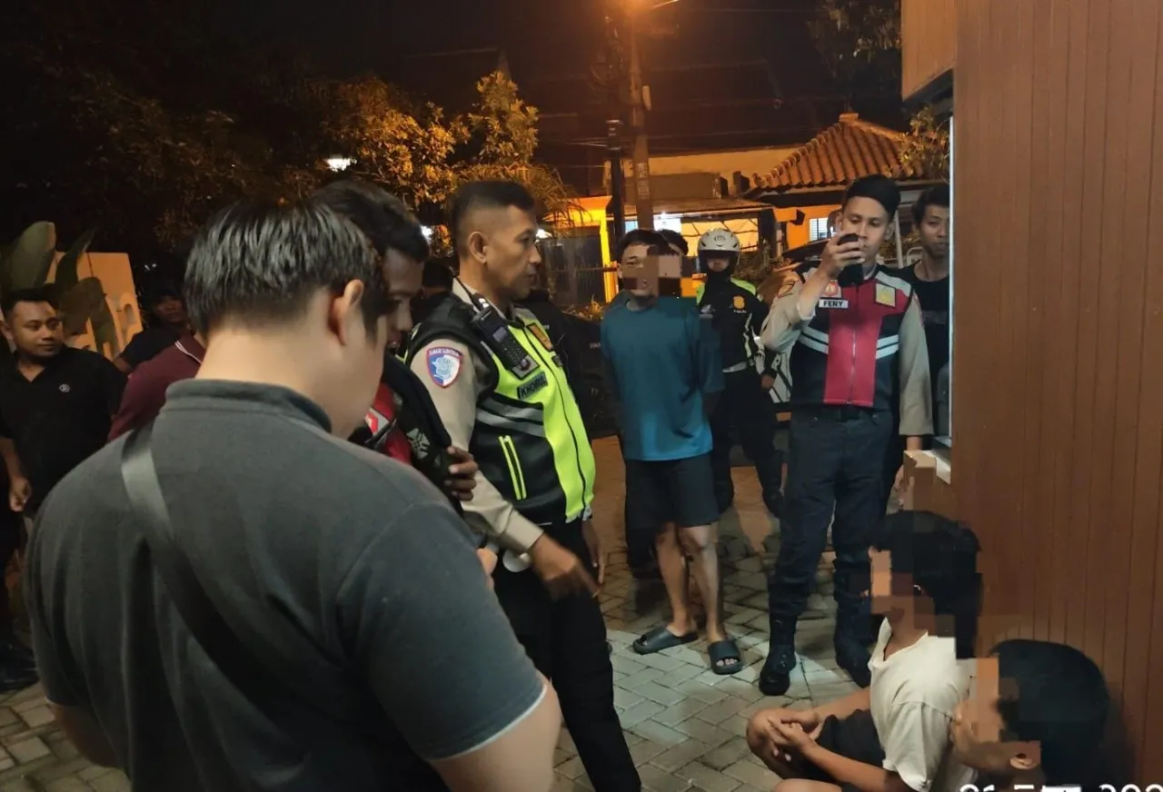 Polres Mojokerto Kota Bersama Warga Gagalkan Perang Sarung