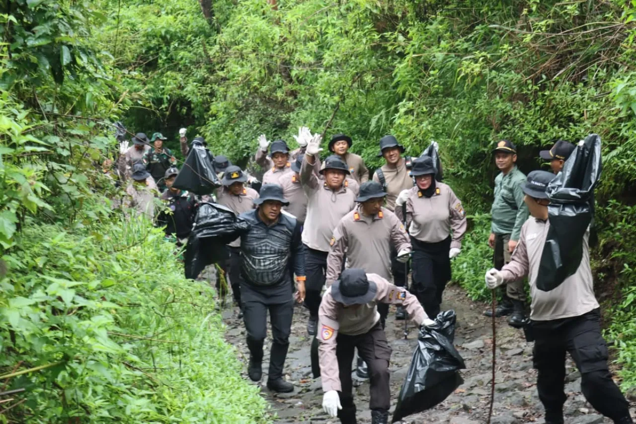 Gerakan Indonesia ASRI : Polres Magetan Gelar Korve di Jalur Pendakian Gunung Lawu