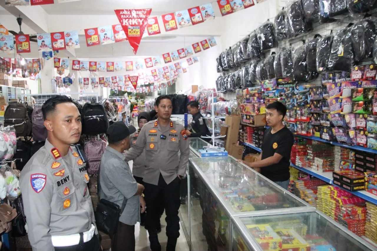 Sidak di Toko dan Pedagang Polres Sumenep Larang Warga Bermain Petasan