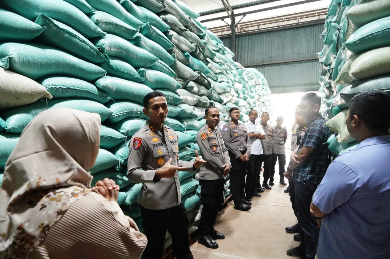 Kapolres Ponorogo Pastikan Keamanan dan Ketersediaan Pangan di Gudang Bulog Cukup