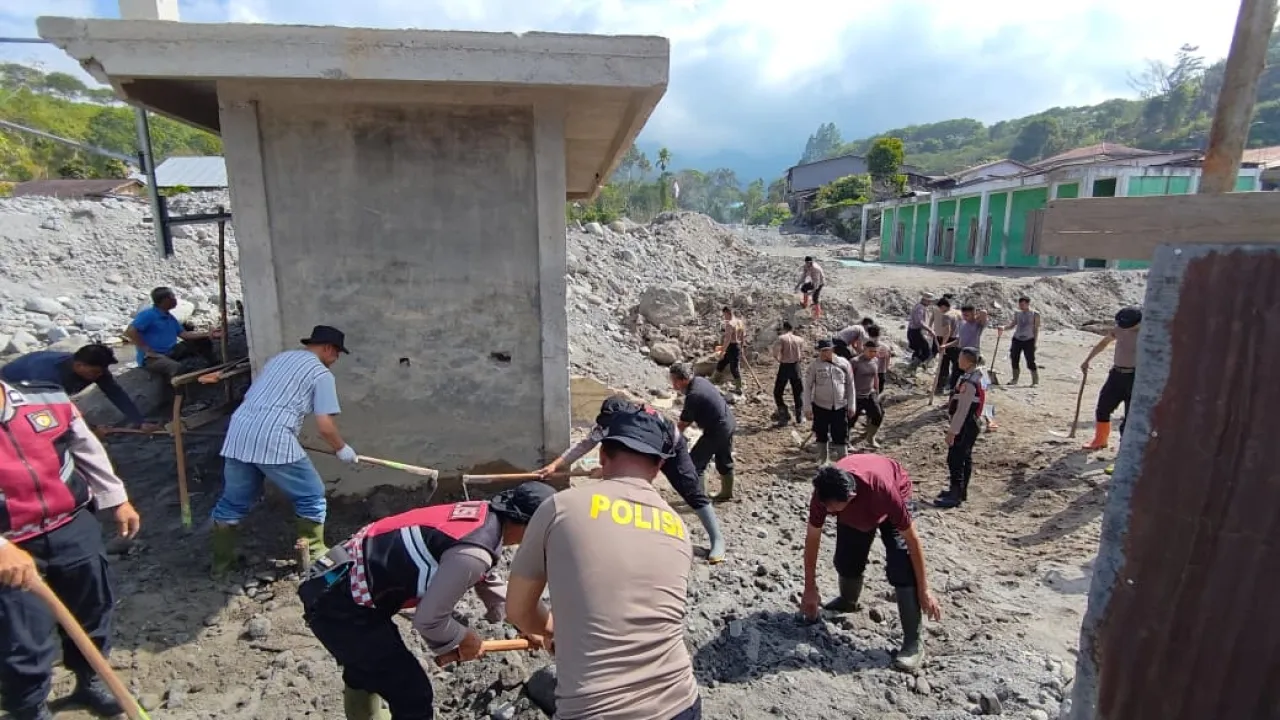 Bersihkan Rumah Allah Pascabanjir, Polri dan Warga Bener Meriah Gotong Royong Siapkan Meunasah Sambut Ramadan