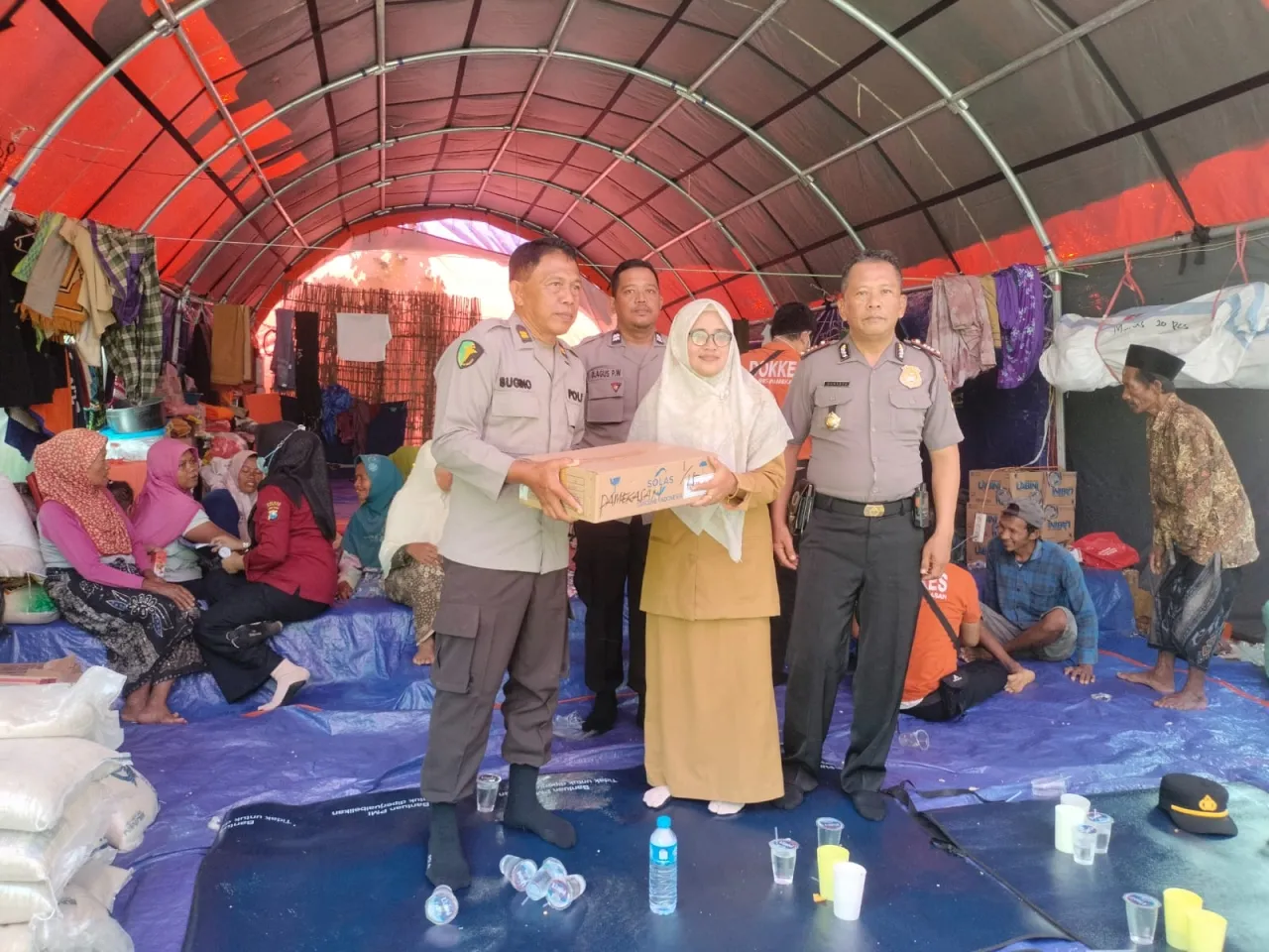 Polres Pamekasan Beri Bantuan Obat dan Layanan Kesehatan Untuk Warga Terdampak Longsor di Pasean