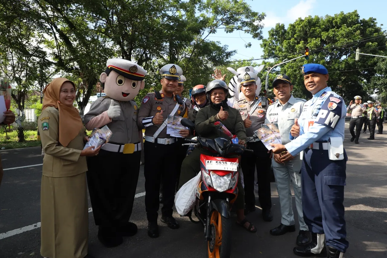 Satlantas Polres Magetan Berbagi Bunga dan Es Krim Kepada Pengendara di Operasi Keselamatan Semeru 2026