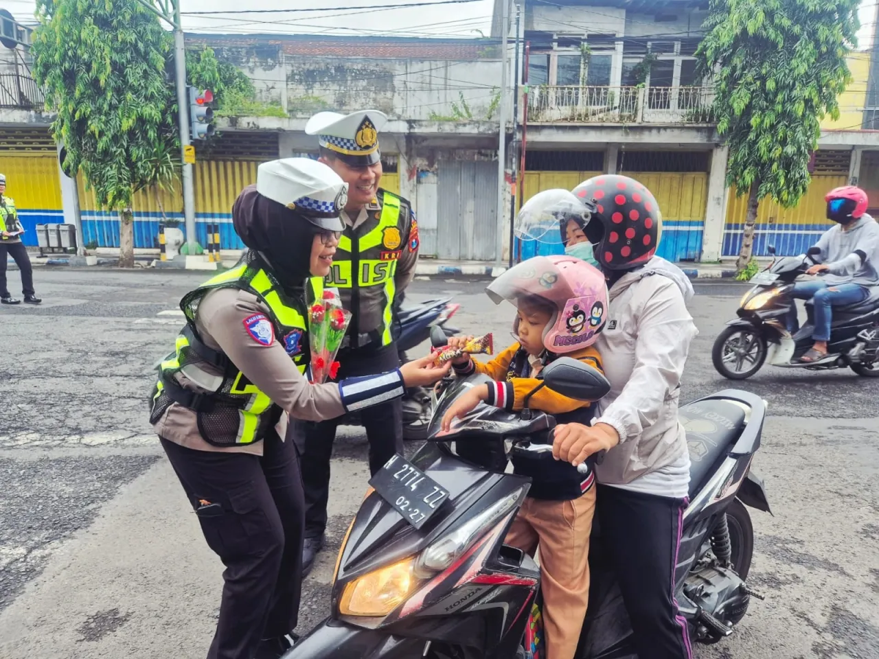 Hari Kesepuluh Operasi Keselamatan Semeru Polres Lumajang Berbagi Hadiah Bunga dan Coklat Pada Pengendara Tertib