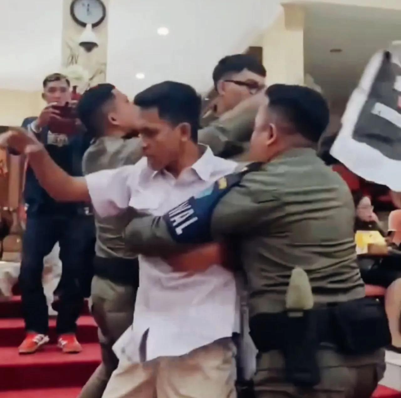 Rapat Paripurna DPRD Sulut Ricuh, Koalisi Sipil Sebut Perda RTRW 2025–2044 Ilegal dan Pro-Tambang