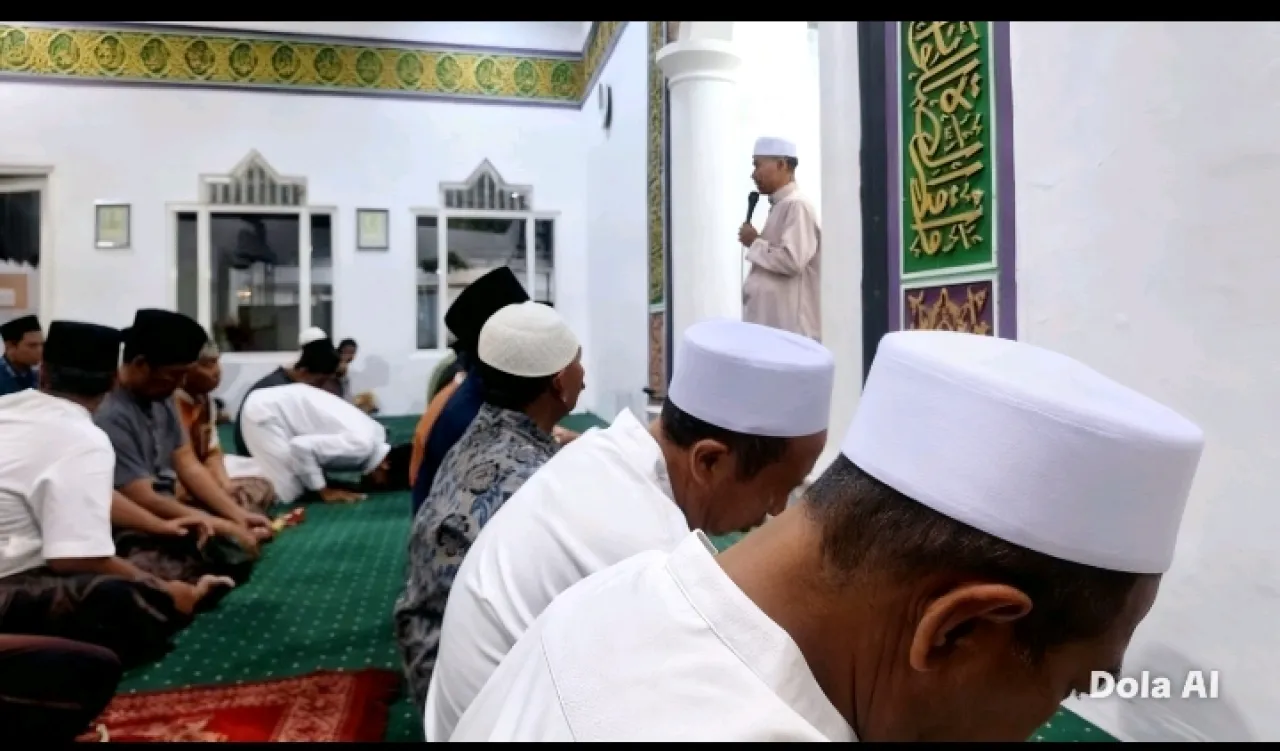 Semarak Ramadhan di Pendopo Sampang: Jemaah Musholla Asykarul Muttaqin Doakan Bupati Saat Umroh ​