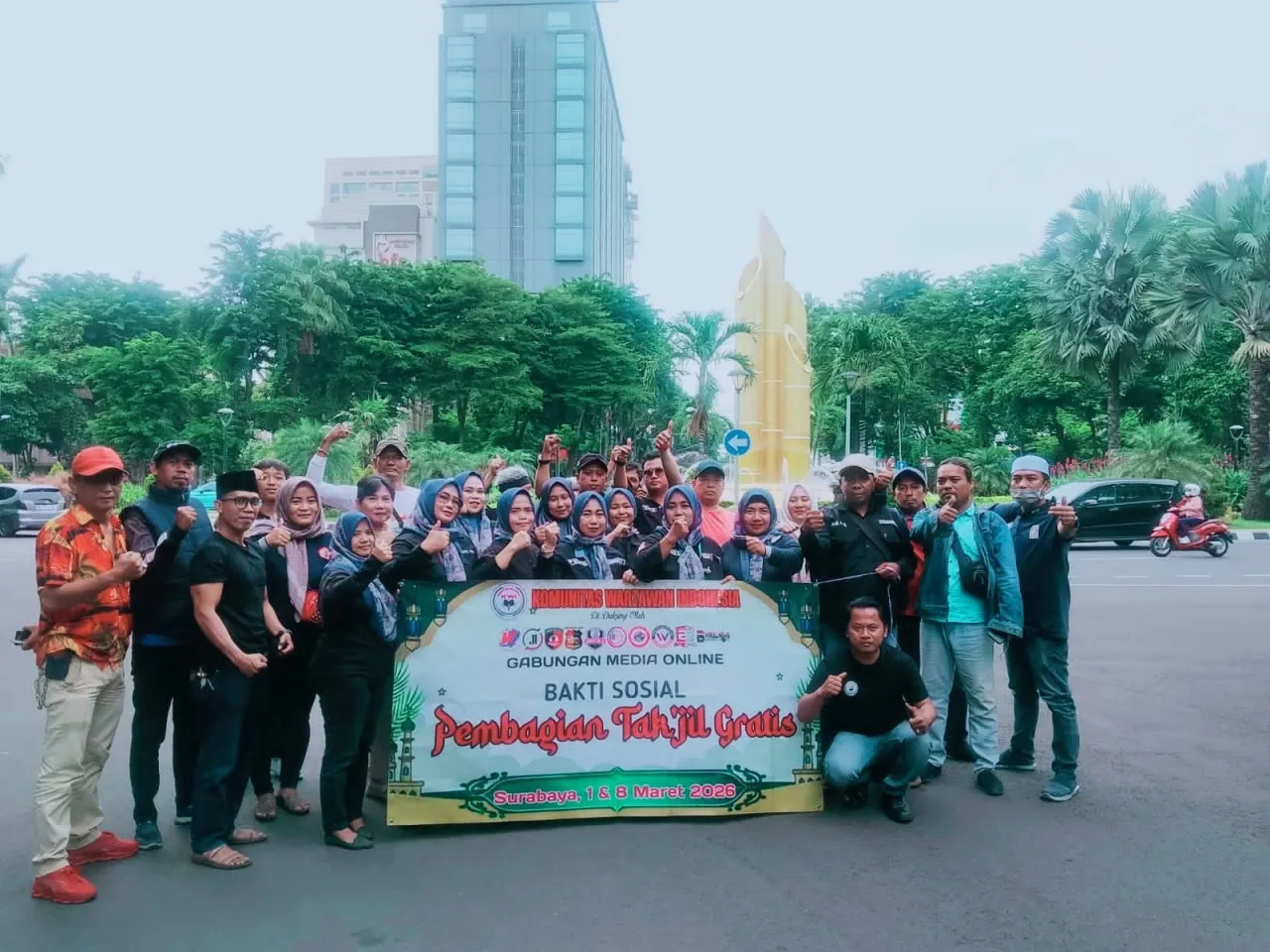 Gabungan Jurnalis Media Online Gelar Aksi Sosial Bagi Takjil di Sekitar Monumen Bambu Runcing Surabaya