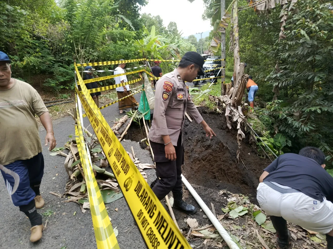 Pasang Police Line Polres Lumajang Tangani Longsor di Tempursari Kendaraan Berat Dilarang Melintas