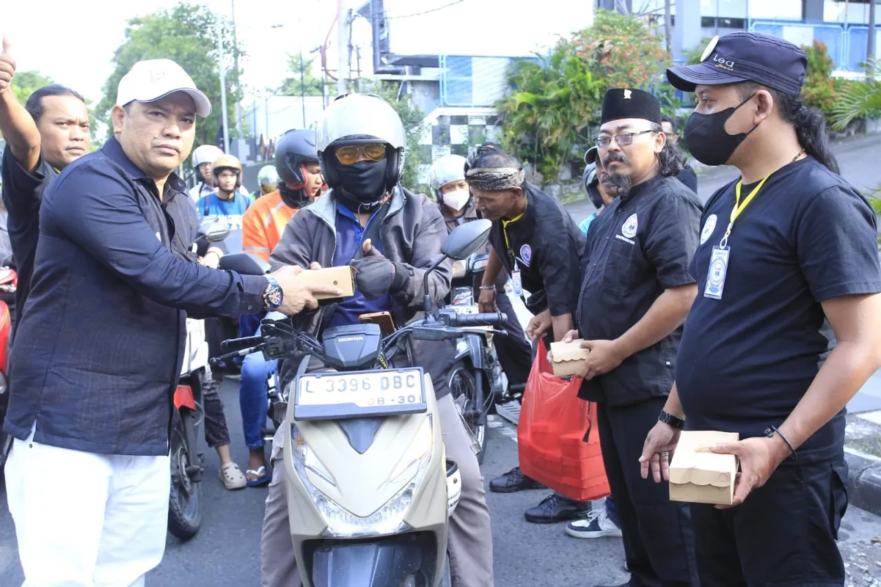 Gabungan 10 Media Online Bagikan 200 Takjil untuk Pengguna Jalan di Jalan Diponegoro Surabaya