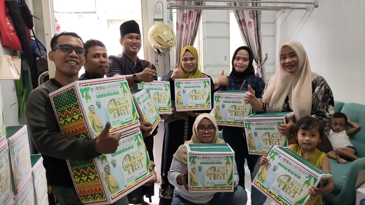Dirut Utama Gabungan 10 Media Umar Hayat Bagi Parcel Kepada Anggotanya