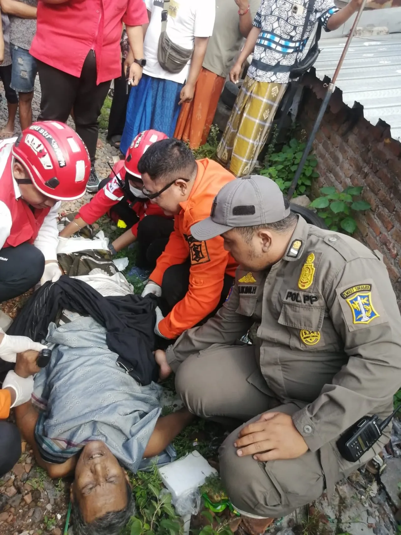 Korban Pejalan Kaki Alami Patah Kaki Terbuka, Setelah Tertabrak Kereta Api di Dupak Timur Surabaya