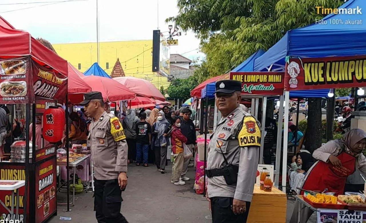 Polres Ngawi Patroli Pasar Pastikan Harga dan Stok Bapokting Aman