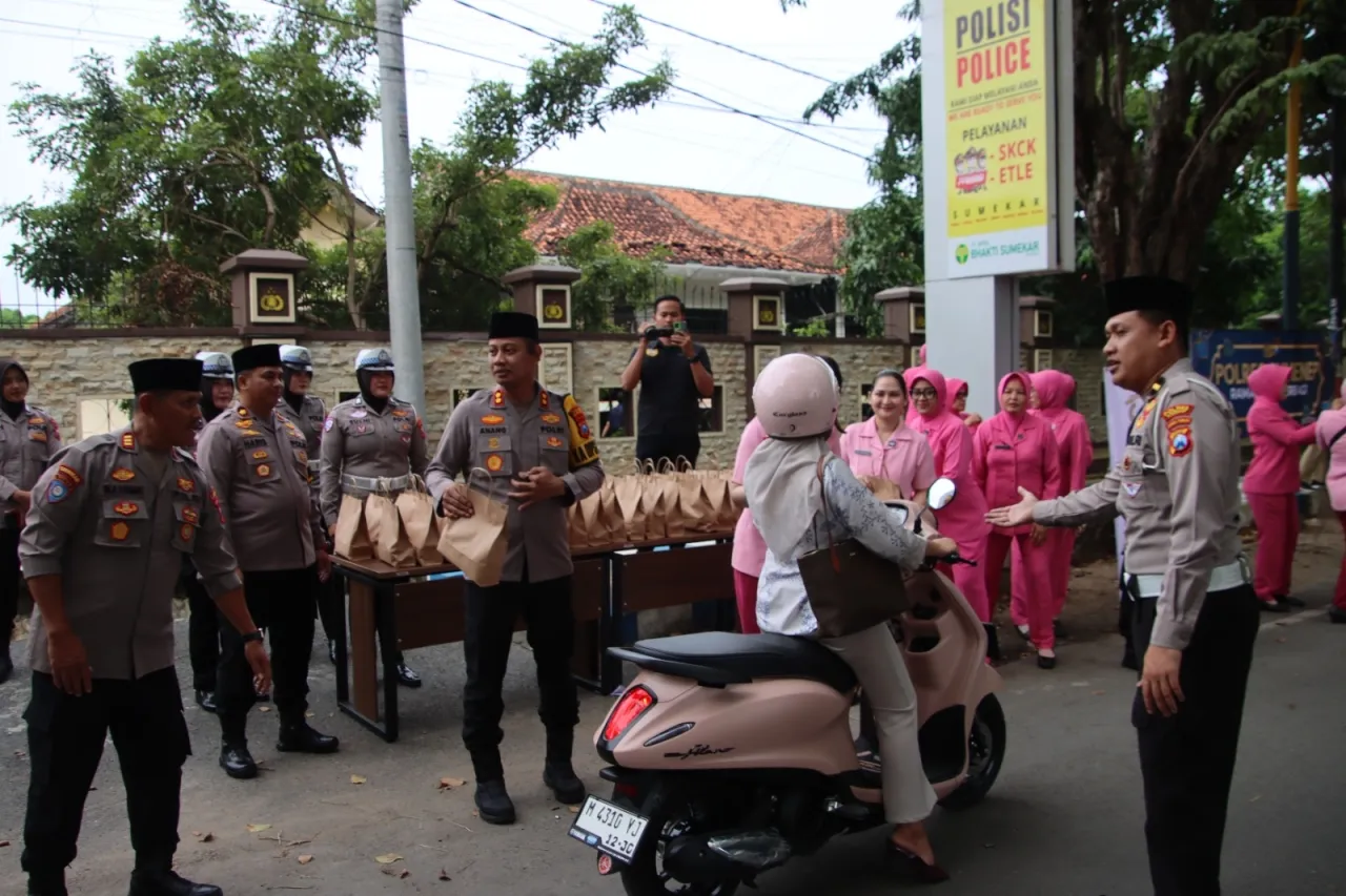 Sinergi di Bulan Ramadhan Polres Sumenep Bersama Lintas Instasi Berbagi Takjil