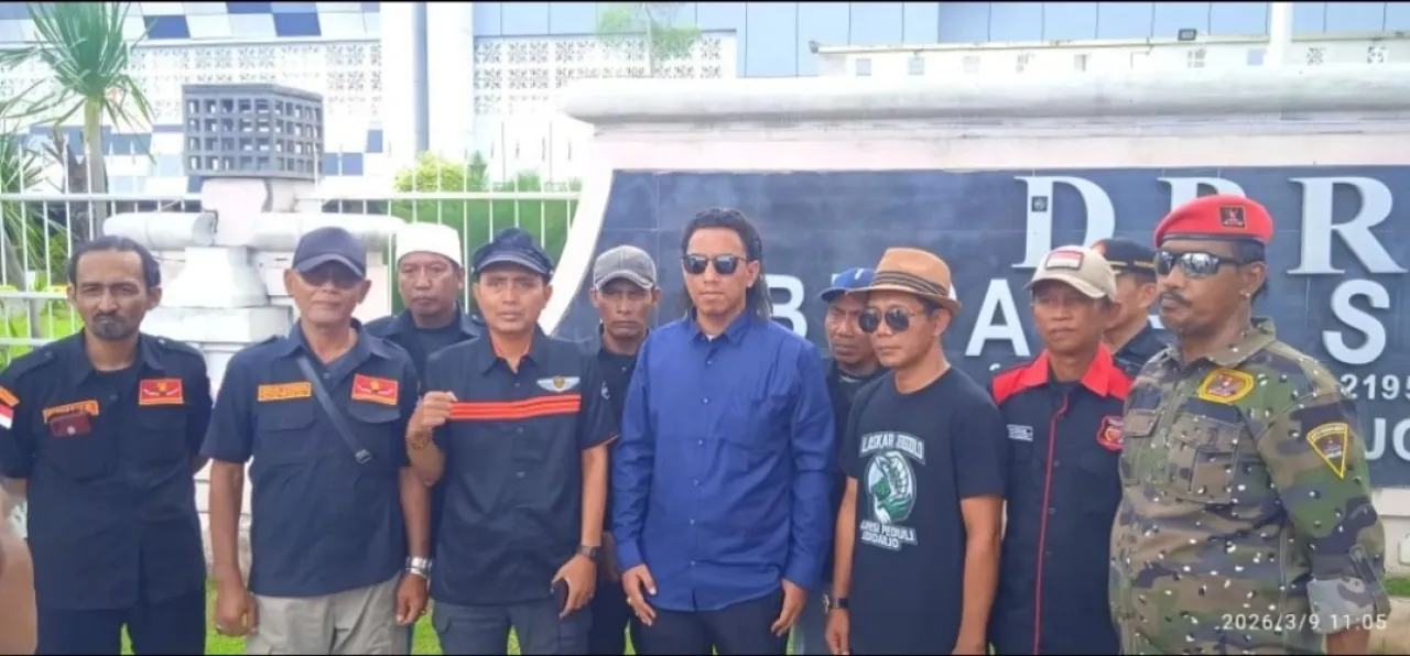 Laskar Jenggolo Hujani Kantor DPRD SIDOARJO dengan Ucapan Duka Cita, Protes Keras Mandulnya Fungsi Legislatif