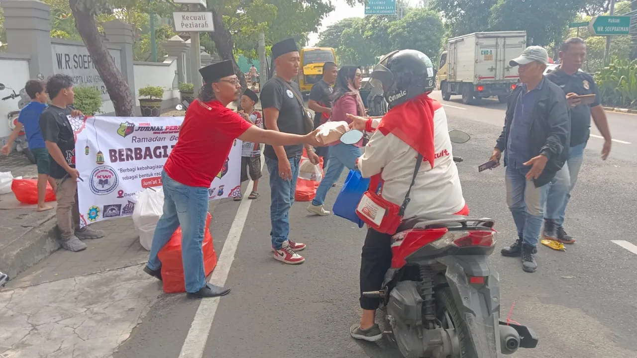 Media Jurnal Peristiwa Gelar Aksi “Ramadan Berkah”, Bagikan 250 Pake Takjil di Depan Makam Pahlawan WR Soepratman